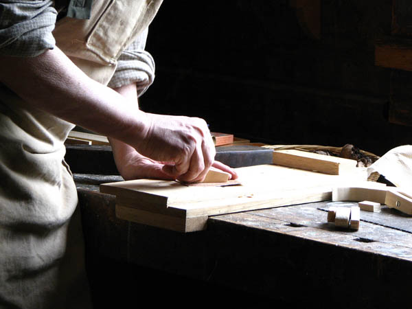 Nuestro equipo de profesionales cuenta  con muchos aÃ±os de contrastada <strong>experiencia</strong> en el sector de la <strong>carpinterÃ­a de madera en Canencia</strong>.